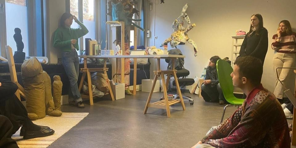 Een groep mensen in een atelier in Broedplaats Borrewater.